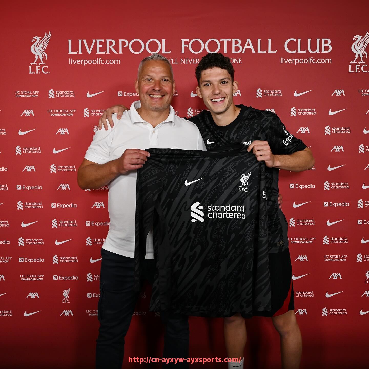 爱游戏体育-英超球员“七折可选礼盒”活动盘点及粉丝反响